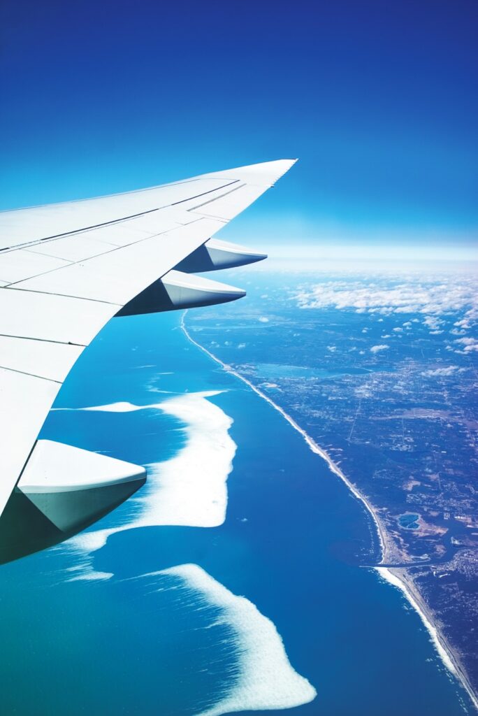 巡航中の主翼。飛行機のフラップは翼の中にしまわれている