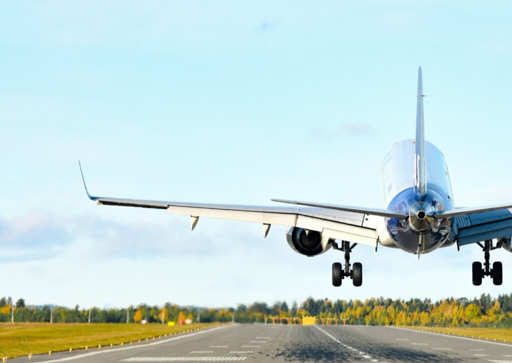 着陸する飛行機を後ろから見た様子。フラップが下がっている
