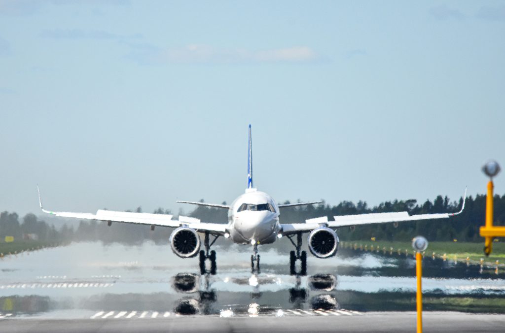 滑走路を走る旅客機を正面から見たところ。両側の主翼の下にエンジンがついている